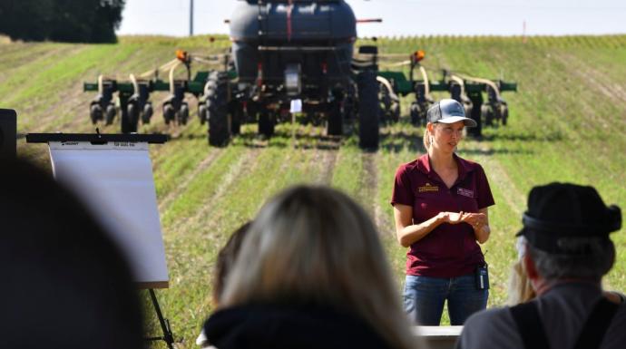 Expanding and deepening climate reporting through local messengers 