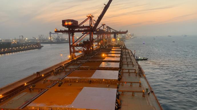 Study: Burning heavy fuel oil with scrubbers is the best available option for bulk maritime shipping